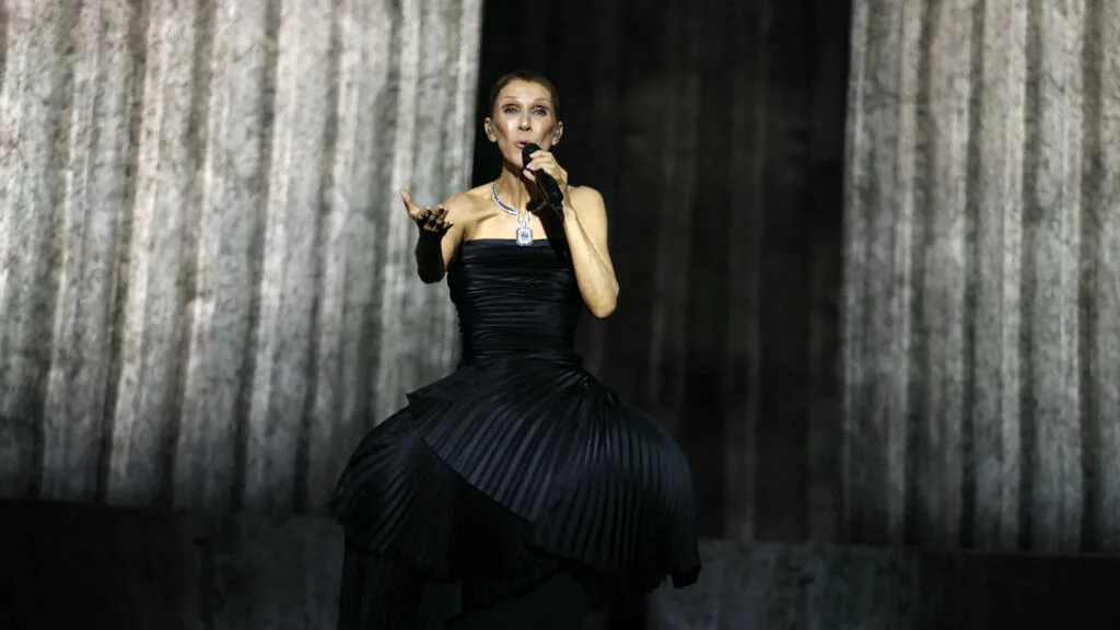 Céline Dion retorna ao palco após seis anos
