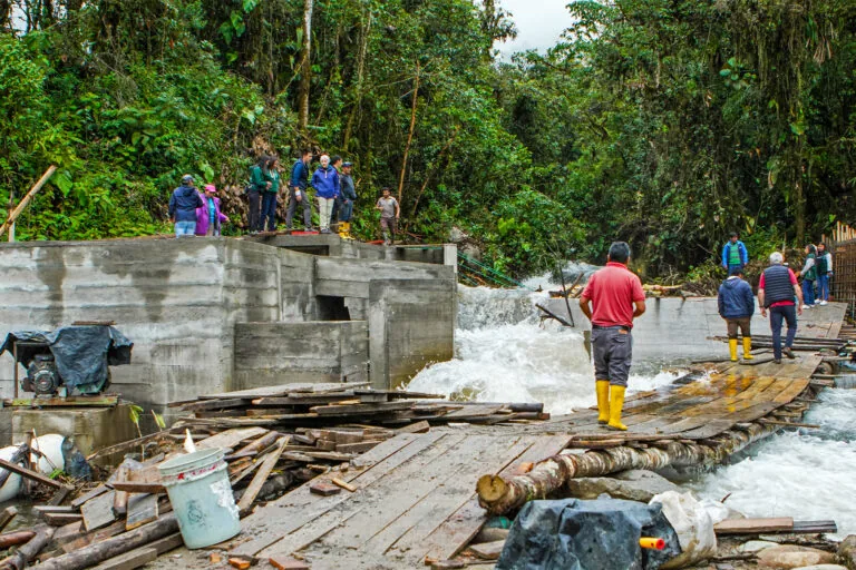 Comunidades do Vale Intag, no Equador, construem sua própria usina hidrelétrica