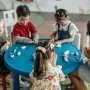 Famílias enfrentam desafios ao buscar cuidados infantis para crianças com necessidades especiais