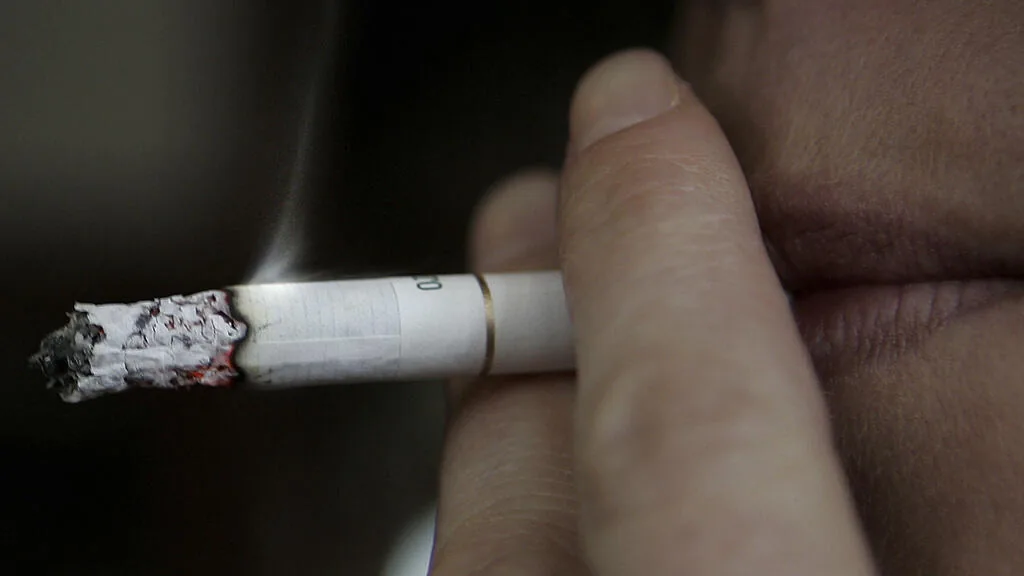 Estudo aponta mais de 1,7 milhão de mortes relacionadas ao fumo passivo em 2023