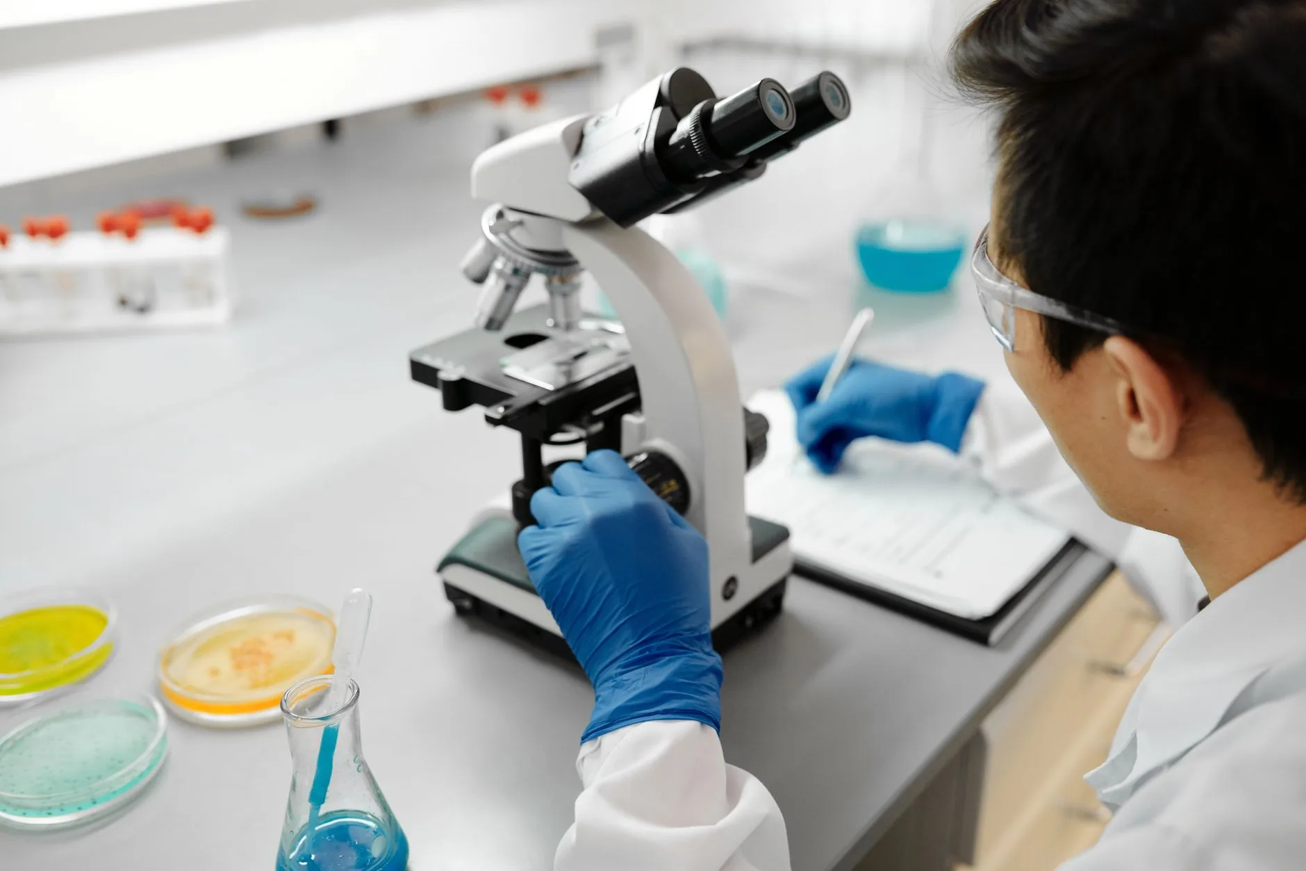 Novo método usa CRISPR para combater câncer de sangue sem danificar células saudáveis
