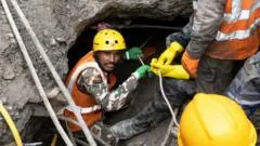 Nepal: Como sobreviventes de inundação foram resgatados de túnel