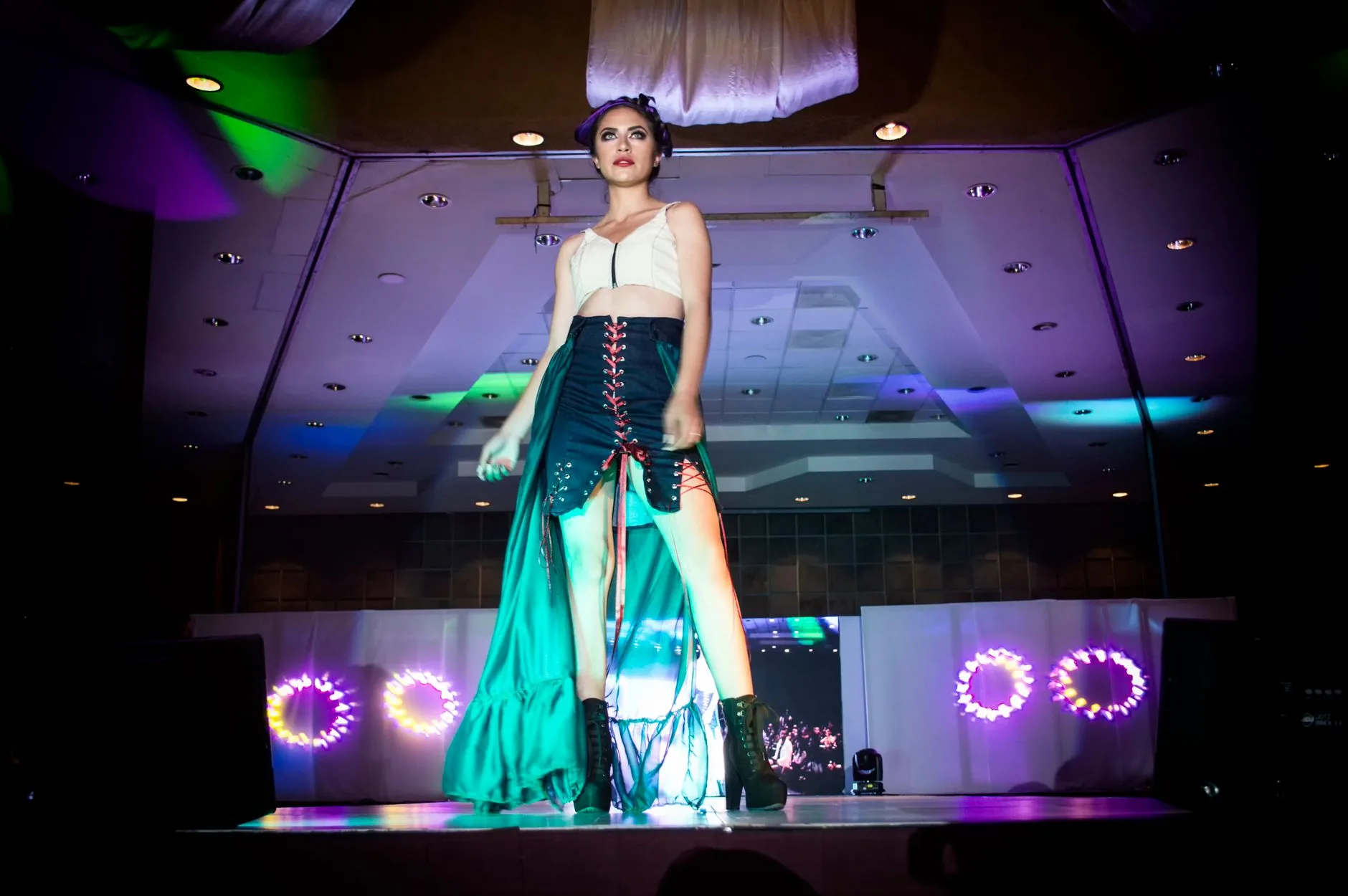 Vogue apresenta robôs na passarela em evento de moda