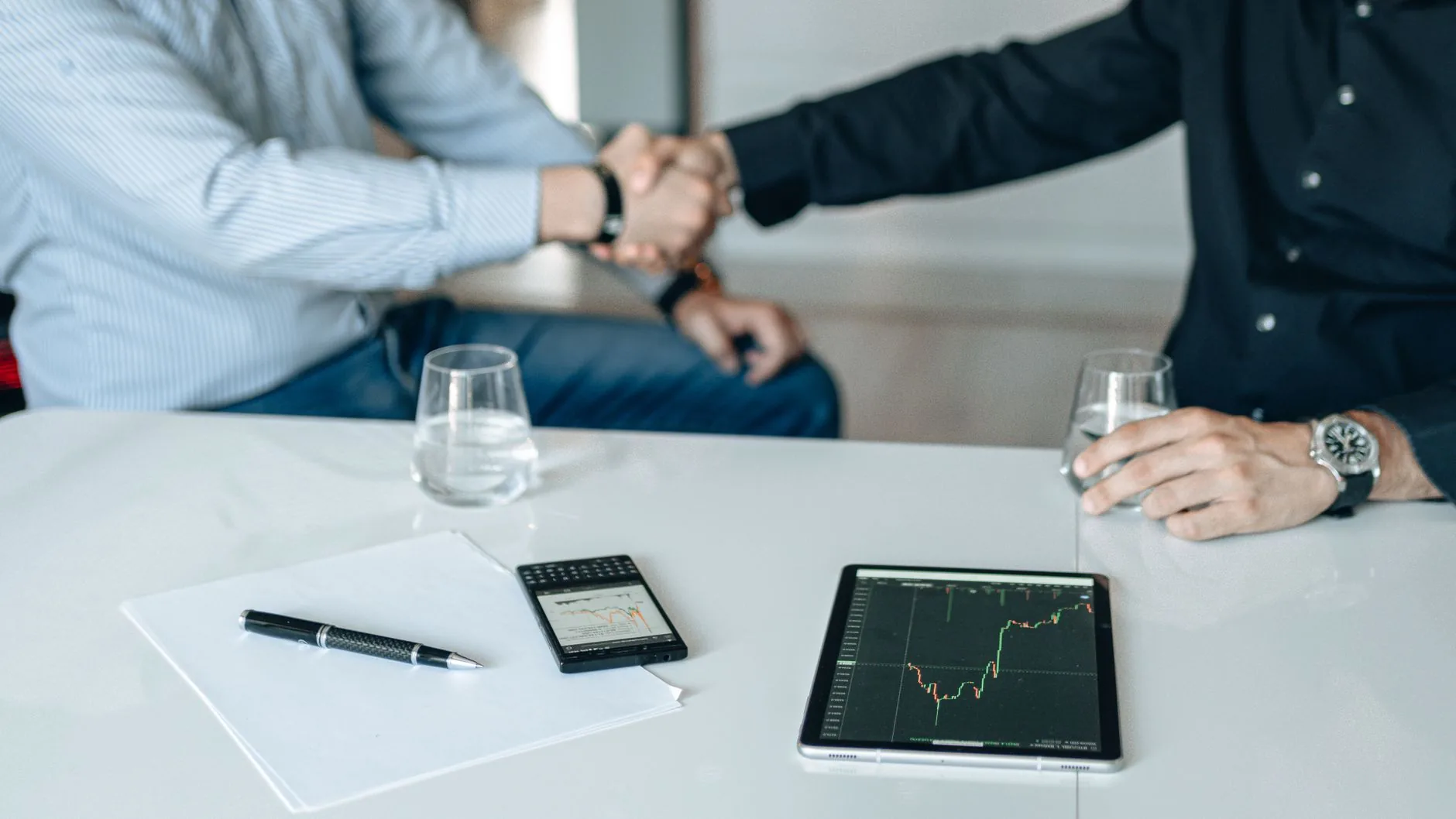 Contexto: Investimentos e Parcerias no Setor Financeiro