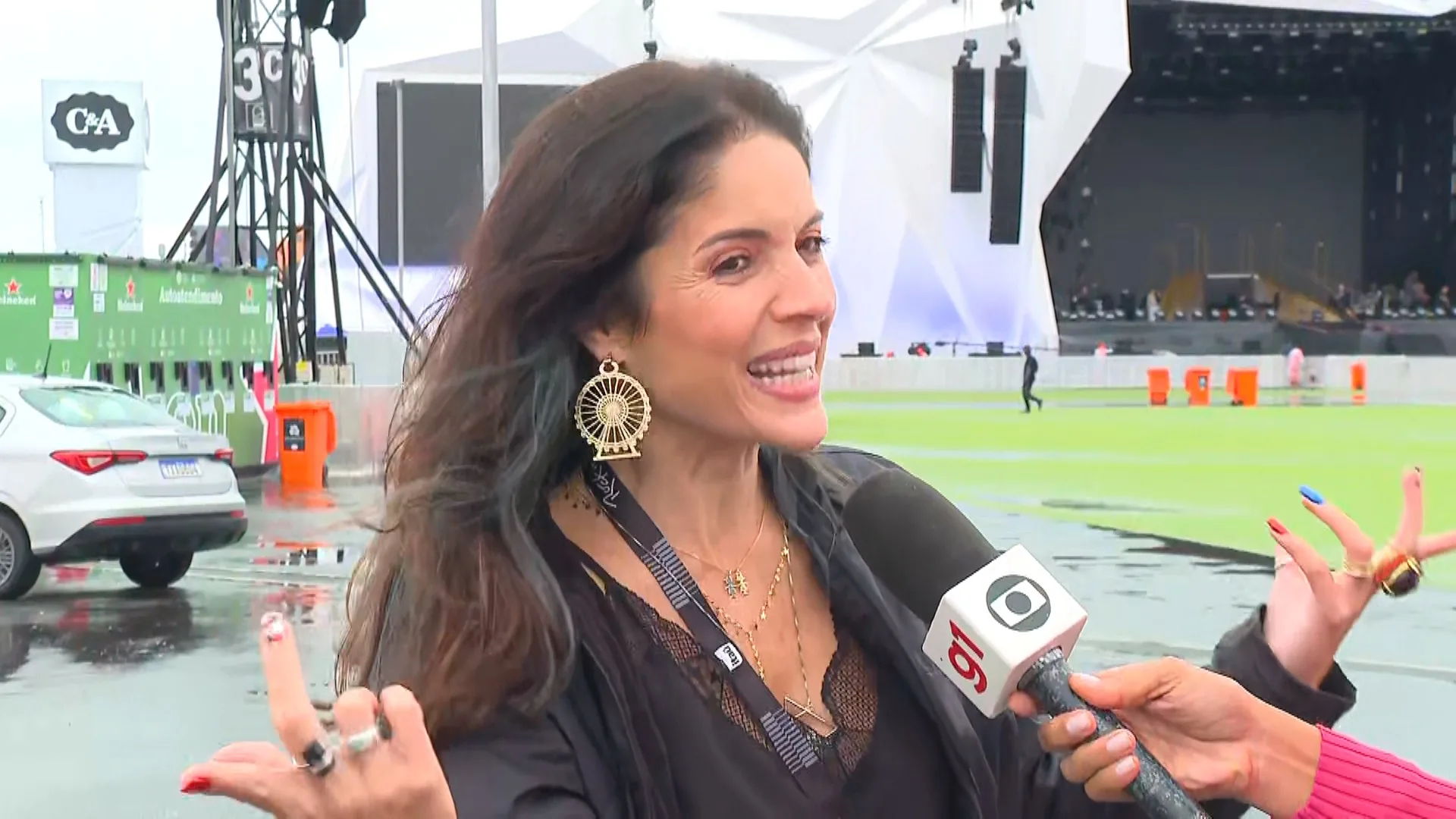 Roberta Medina celebra alegria com brincos de roda-gigante