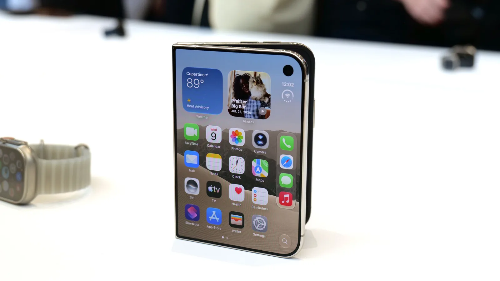 Apple apresenta iPhone Duo: aparelho dobrável com duas telas