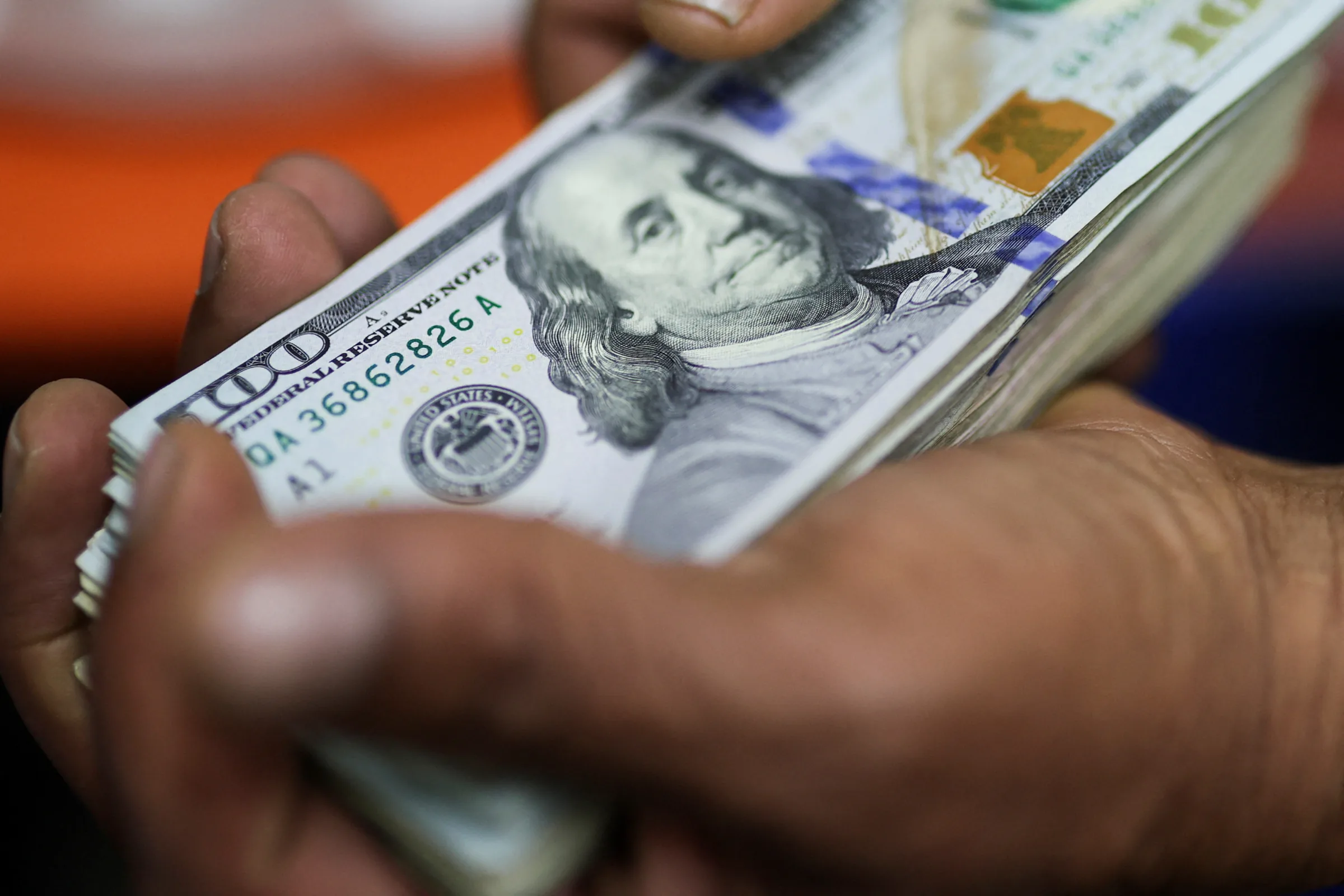 Dólar abre em alta com encontro entre Trump e Xi Jinping no foco