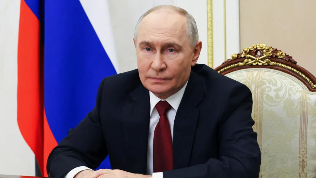 Putin incentiva eleitores russos a votar em eleição parlamentar