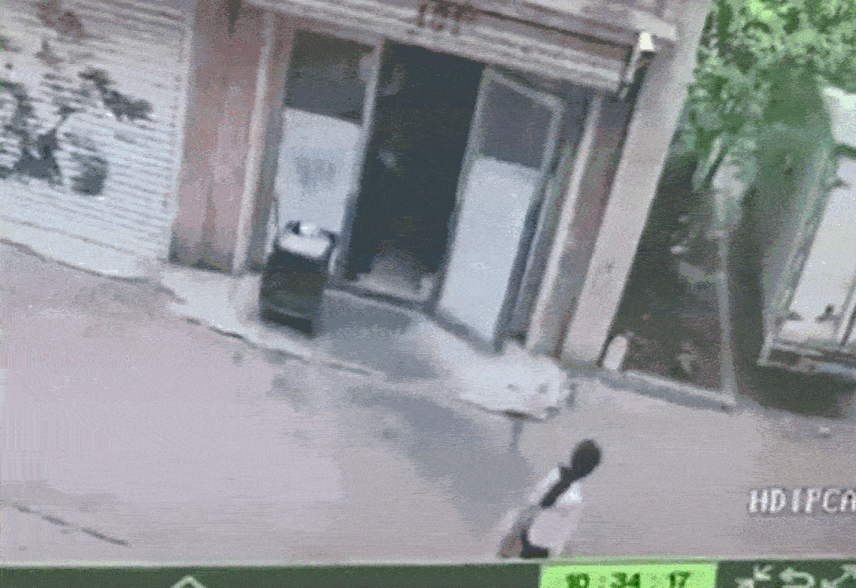 Homem sobrevive a explosão na China e foge de cueca