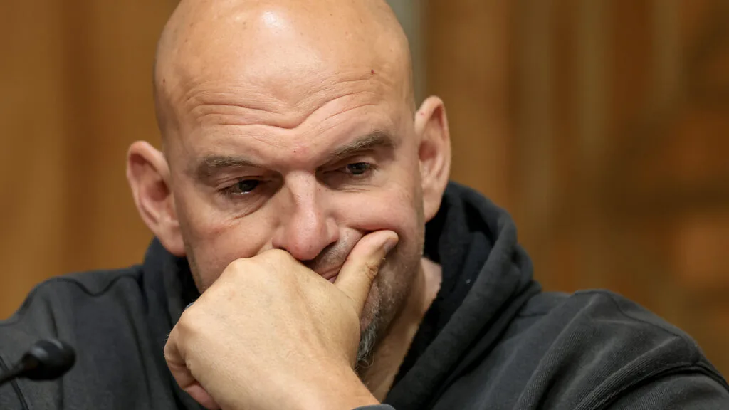 Senador John Fetterman enfrenta críticas após comportamento político
