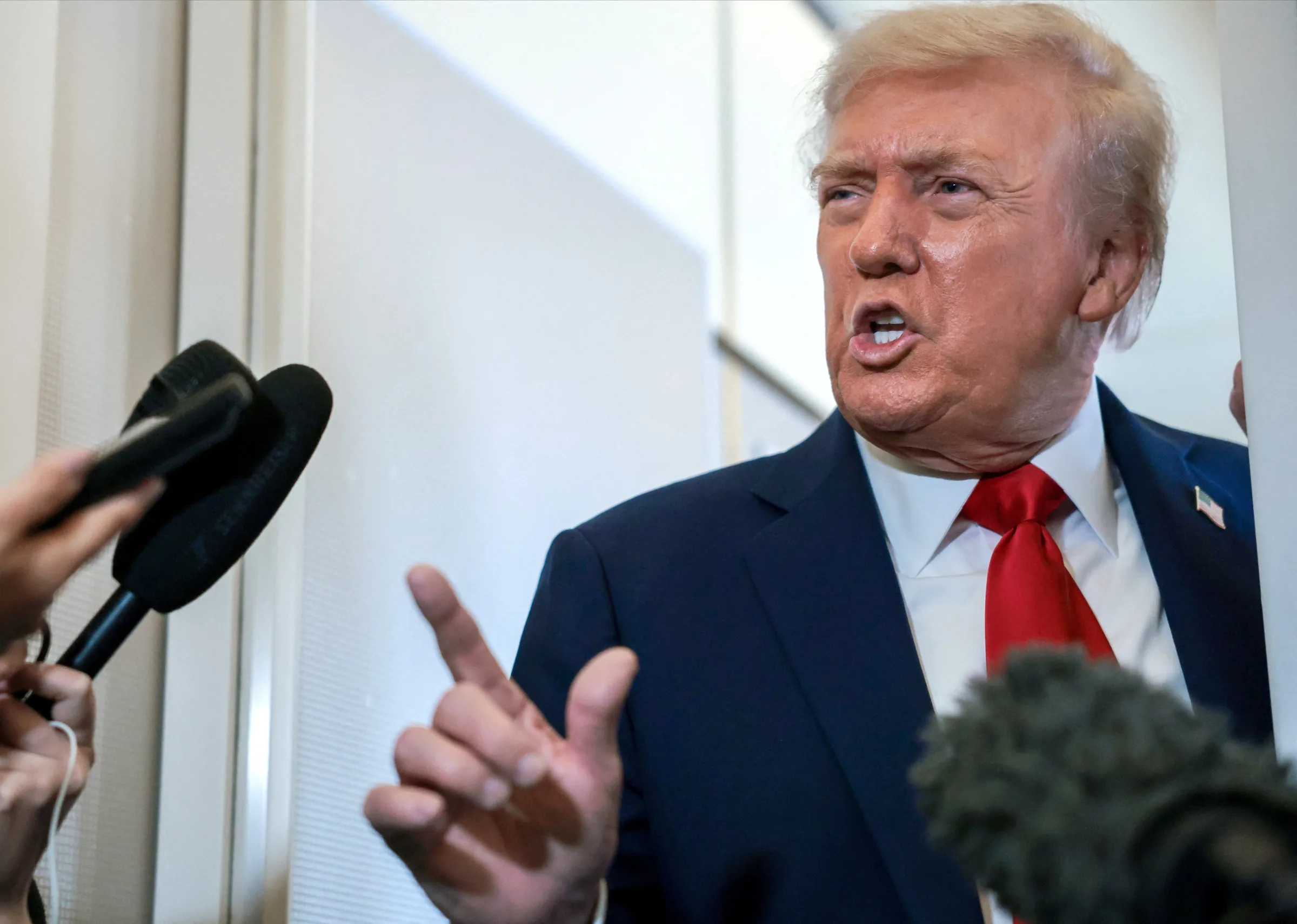 Jornalistas são impedidos de entrar na Casa Branca após Trump banir acesso