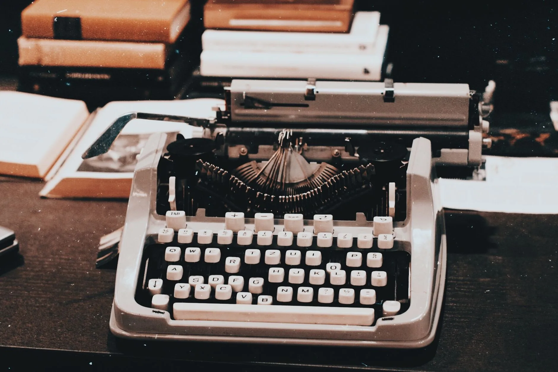 Escritores contestam reivindicações de editores e agências sobre pagamento de Anthropic