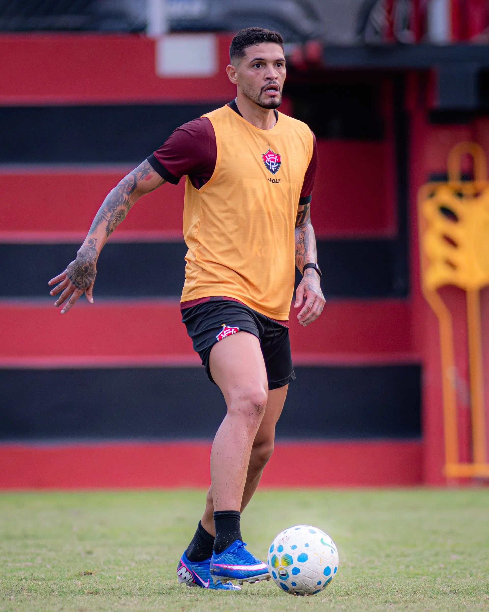 Riccieli retorna aos treinos do Vitória após negociação frustrada