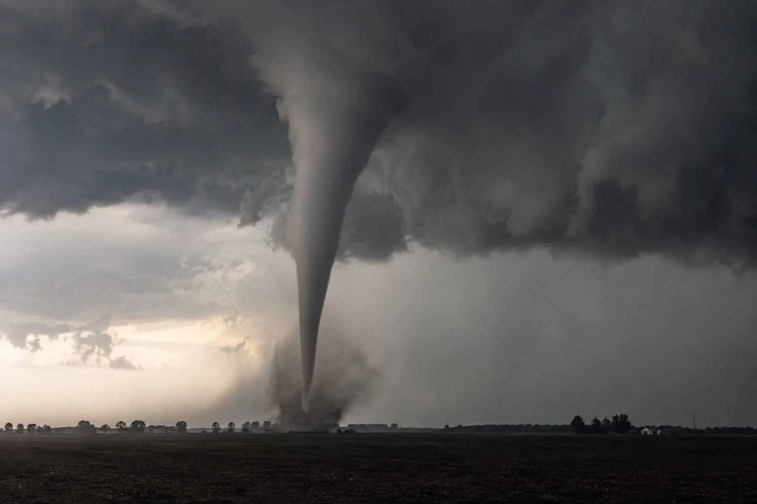 Frente fria com risco de tornados avança pelo Centro-Sul do Brasil