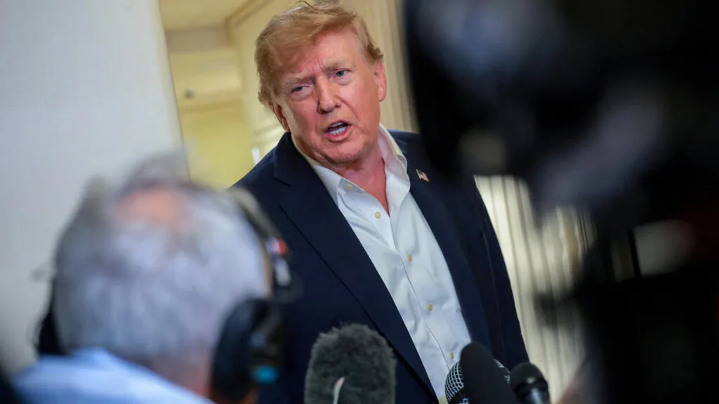 Trump critica preocupações sobre IA e defende menor controle governamental