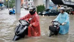 Floods submergem ruas de Bangkok