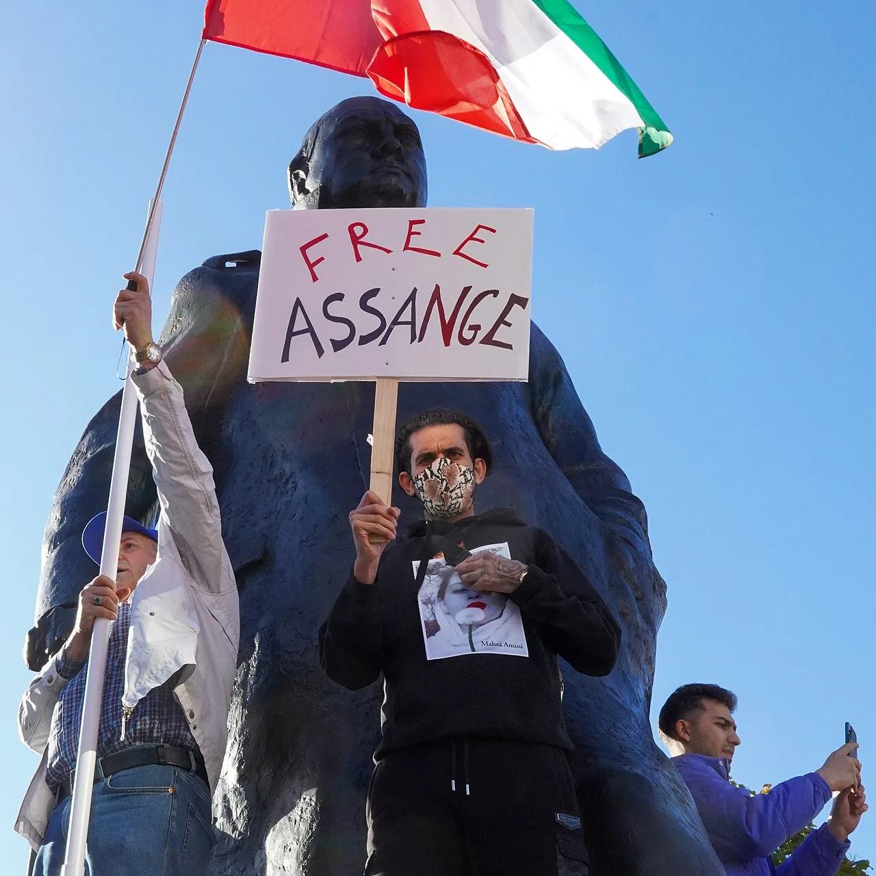 Protestos formam círculo humano contra fechamento do Kennedy Center