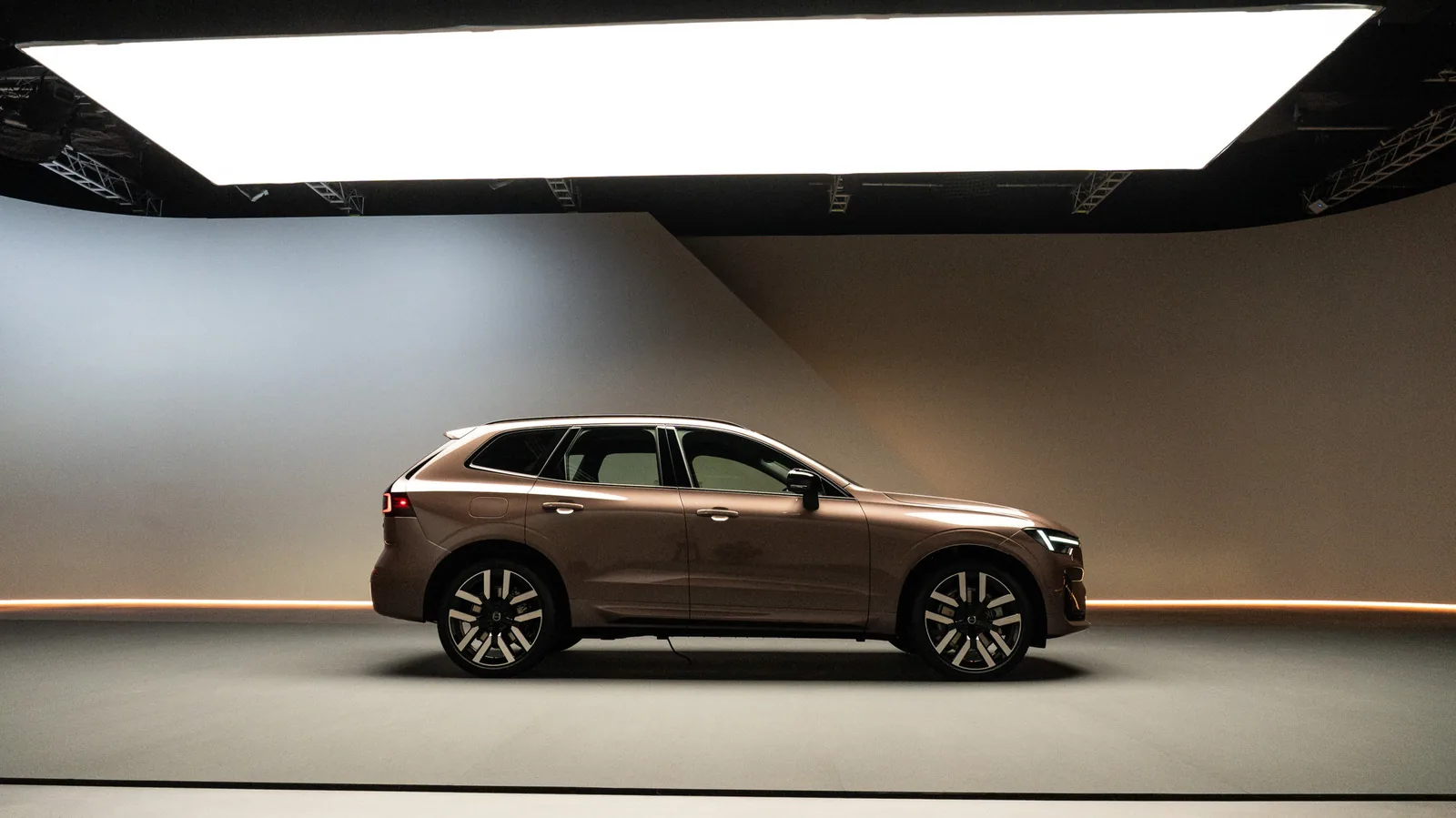 Volvo anuncia SUVs híbridos com maior autonomia e segurança avançada