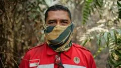 Voluntários correm risco de vida para conter incêndios florestais na Indonésia