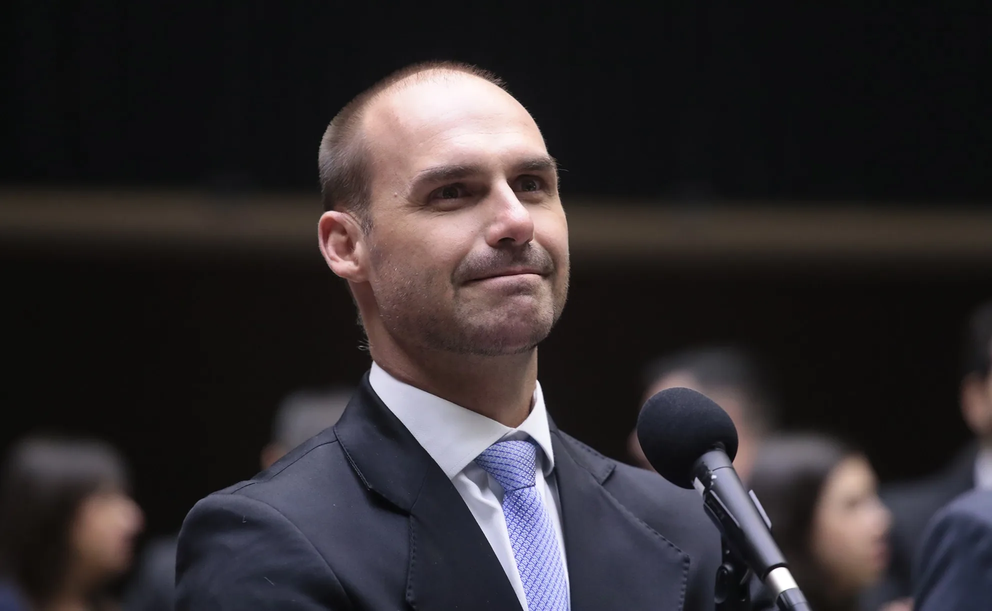 Abandono de trabalho: entenda a regra que levou Eduardo Bolsonaro à demissão