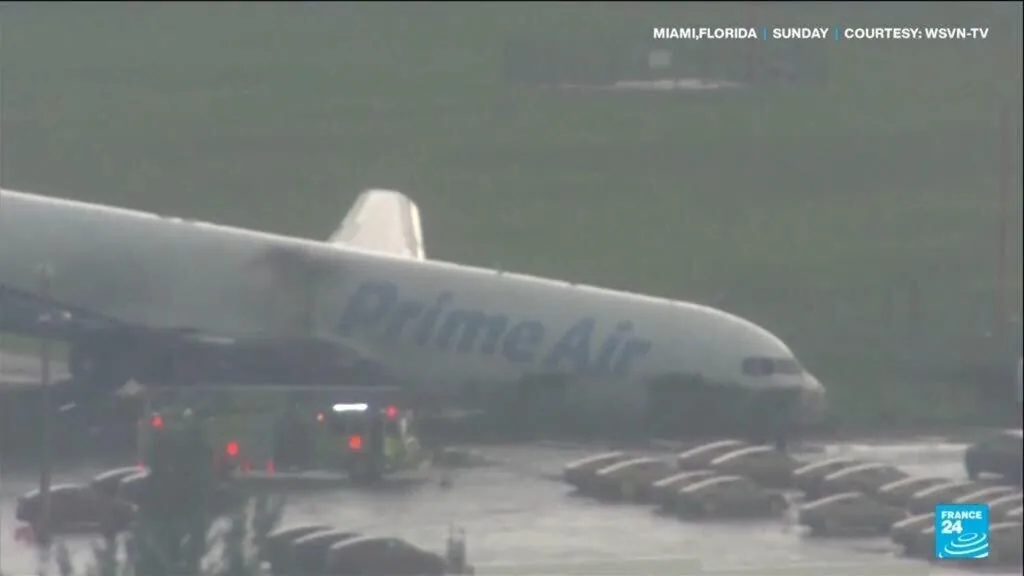 Carga da Amazon cai fora da pista no Aeroporto Internacional de Miami