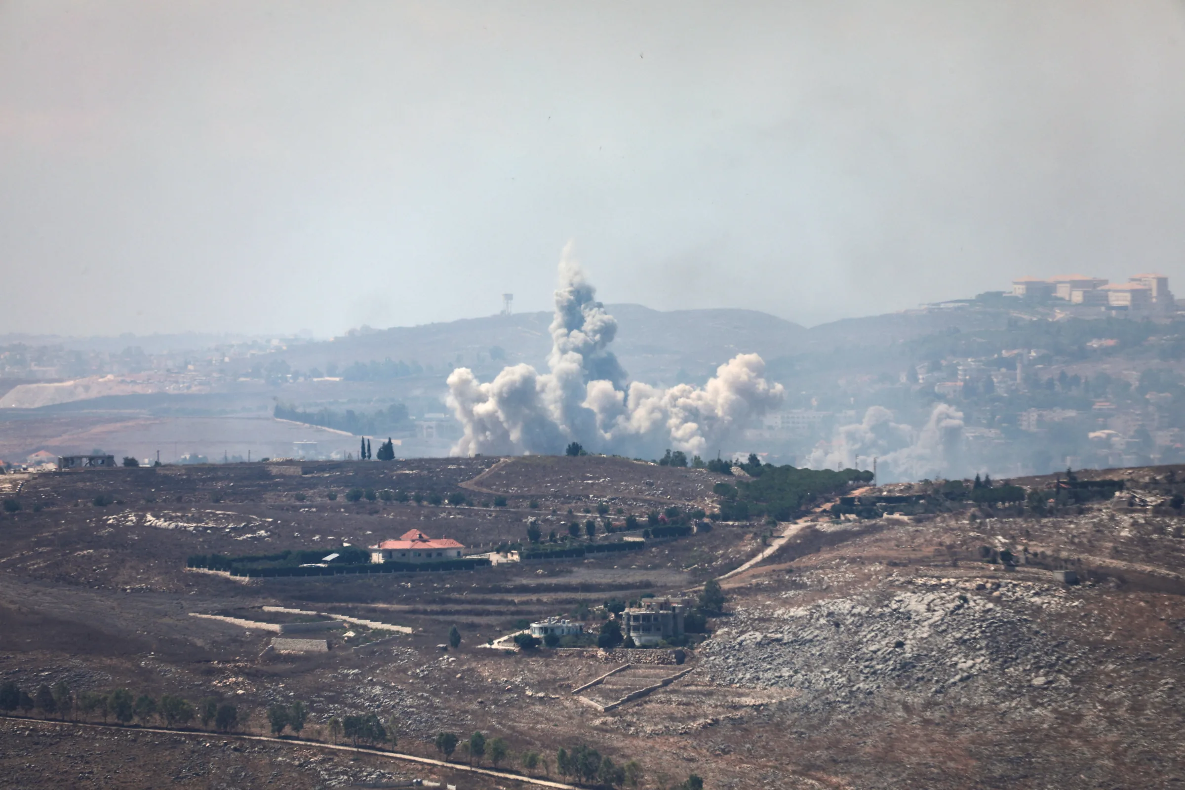 Forças de Israel bombardeiam cidade no sul do Líbano, matando 12 pessoas
