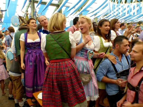 Preços da cerveja no Oktoberfest sobem, superando inflação