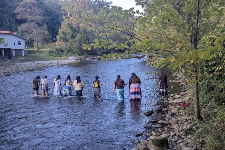 Jovens Cherokee conquistam direitos legais para rios em primeira tentativa feminina