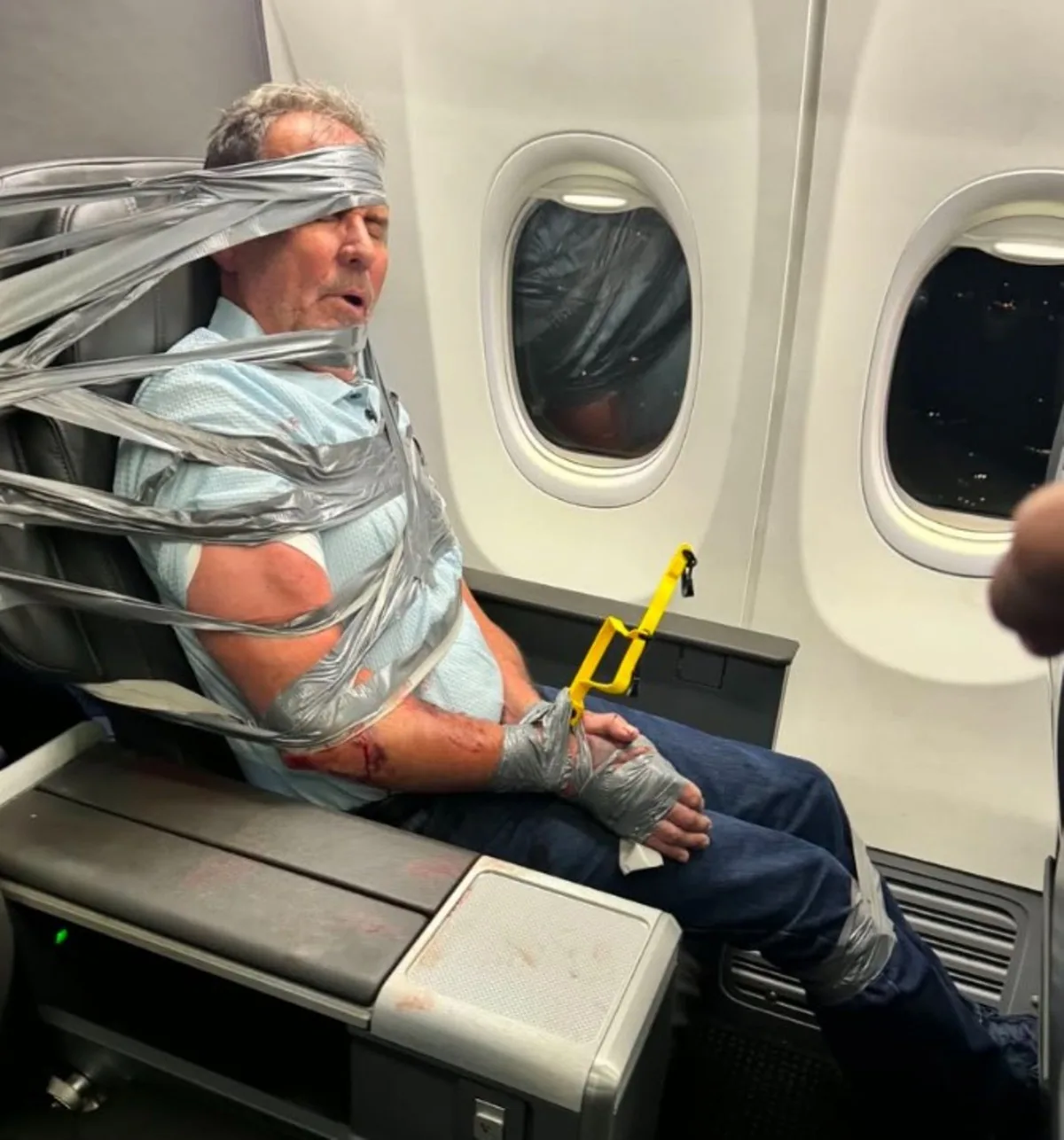 Homem é amarrado a poltrona de avião após agressões e xingamentos