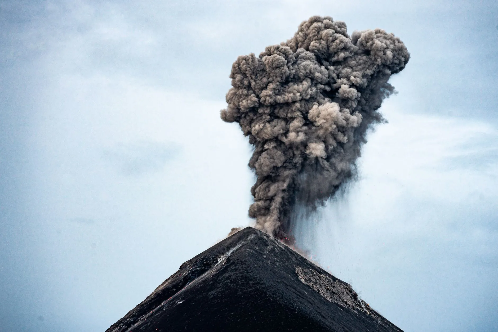 Indonésia suspende voos devido a erupção vulcânica