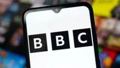 Redução de canais da BBC é viável financeiramente, mas mais economias são necessárias