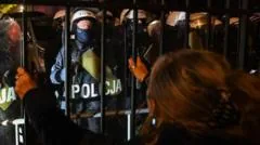 Polícia mobilizada durante disputa pelo controle do tribunal constitucional polonês