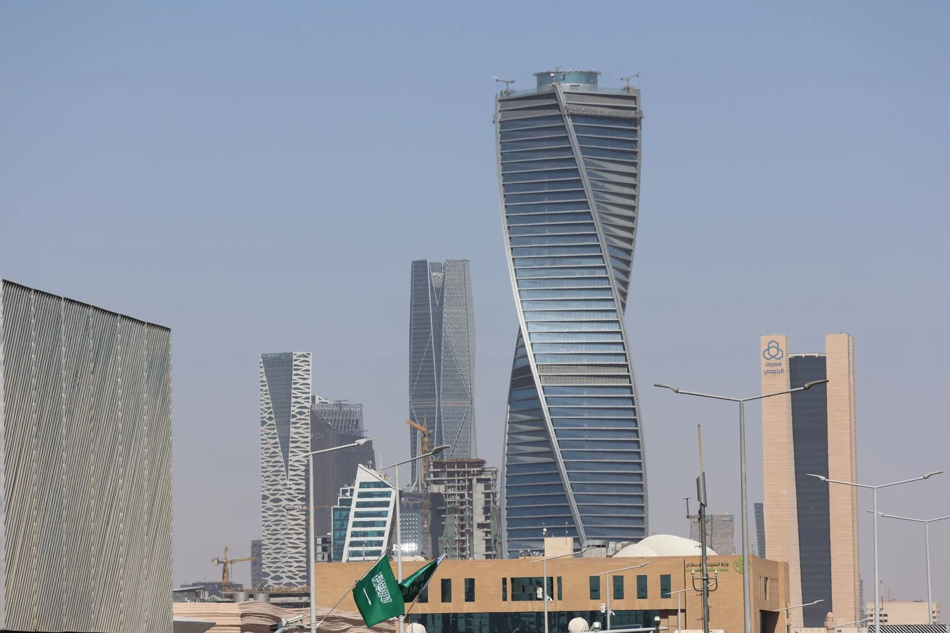 Empregados de torre de arranha-céu em Riad são mandados trabalhar remotamente devido a ameaças houthis