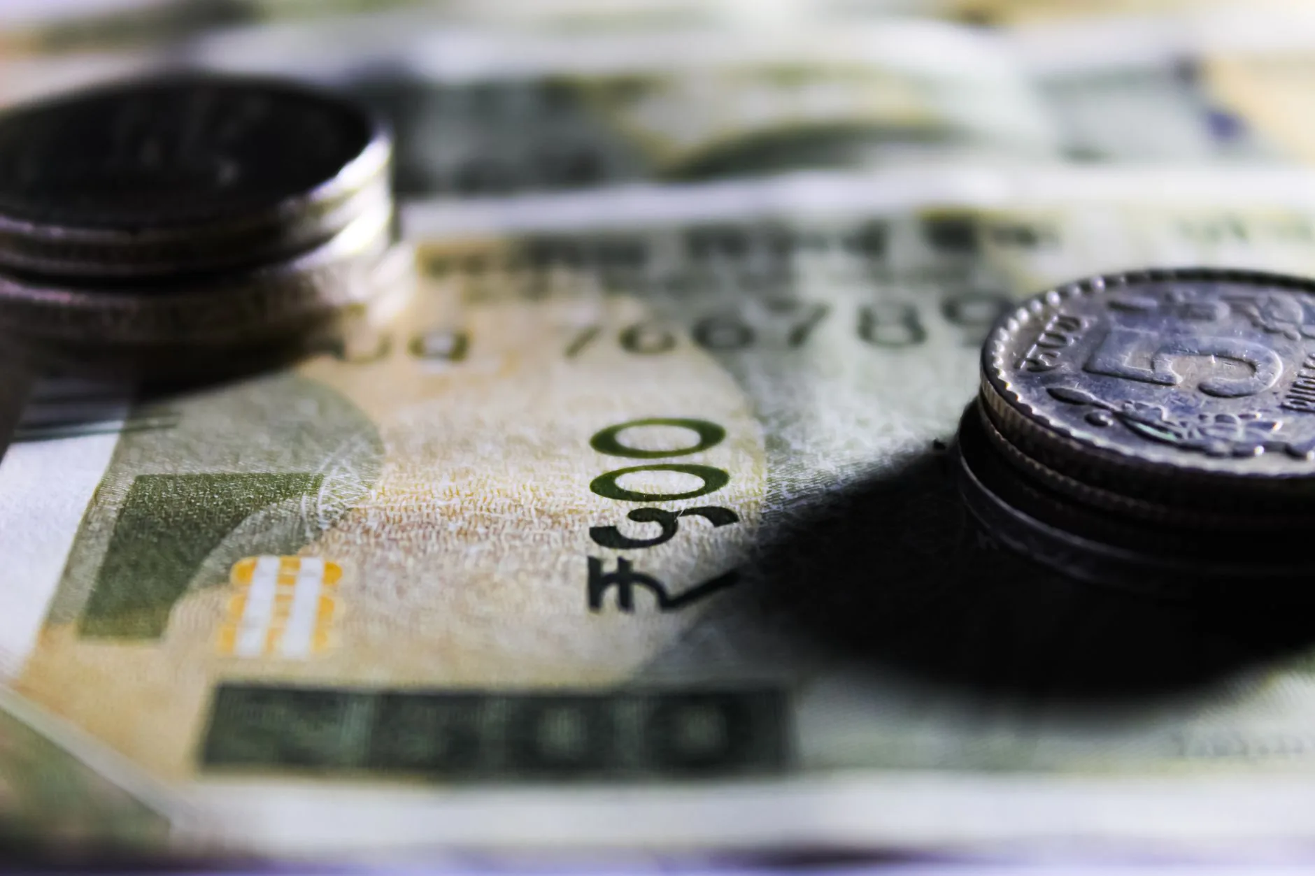 Preços do petróleo e moeda fraca pressionam custos de combustíveis no Brasil