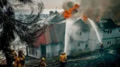 Califórnia enfrenta incêndios florestais que exigem evacuações