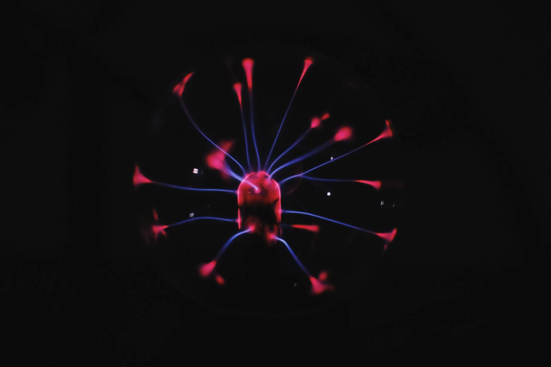 Físicos observam ondas criadas por quarks no plasma primordial