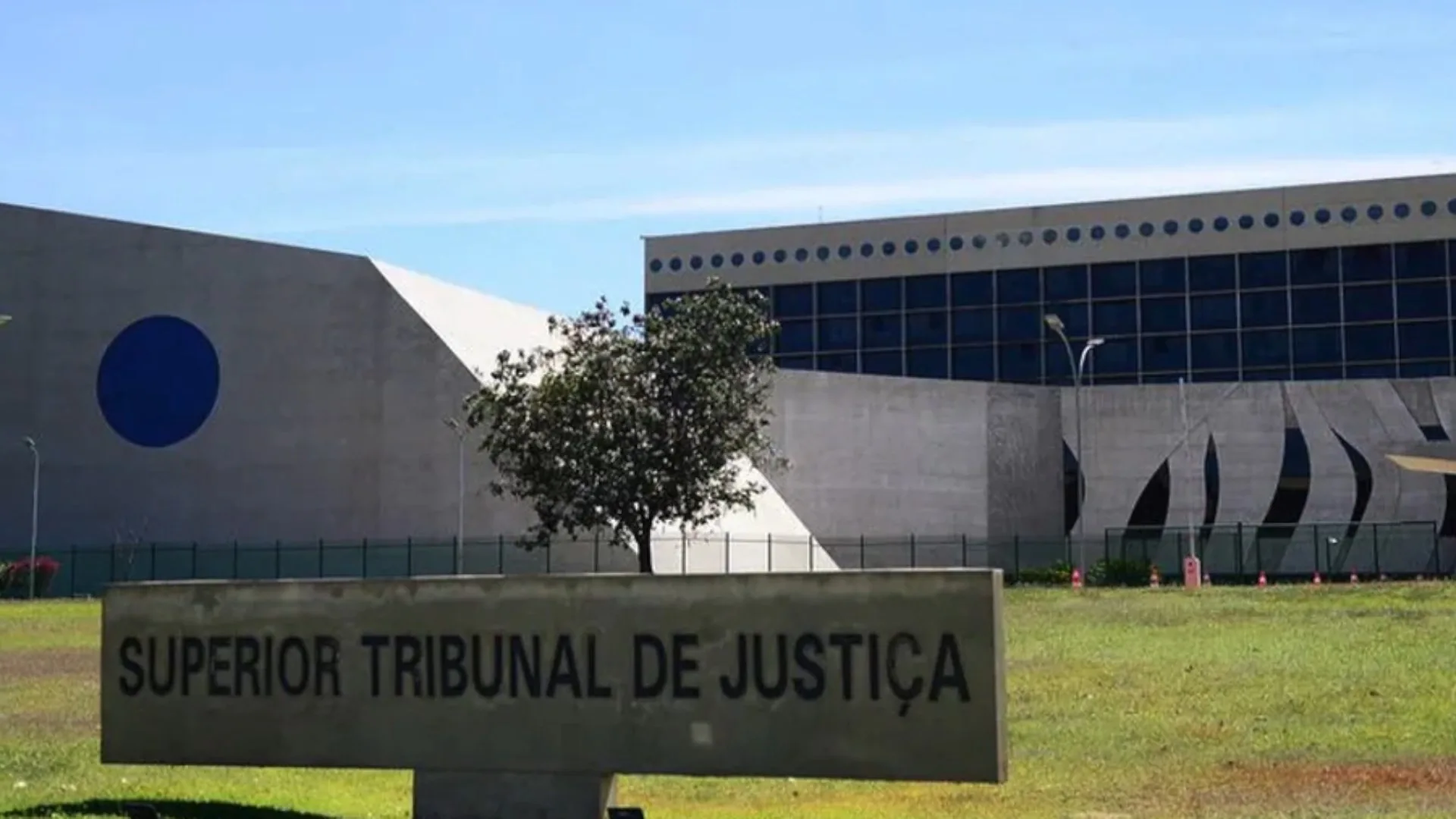 STJ exonerou servidor suspeito de vazar minutas de decisões a advogado amigo de Flávio Bolsonaro