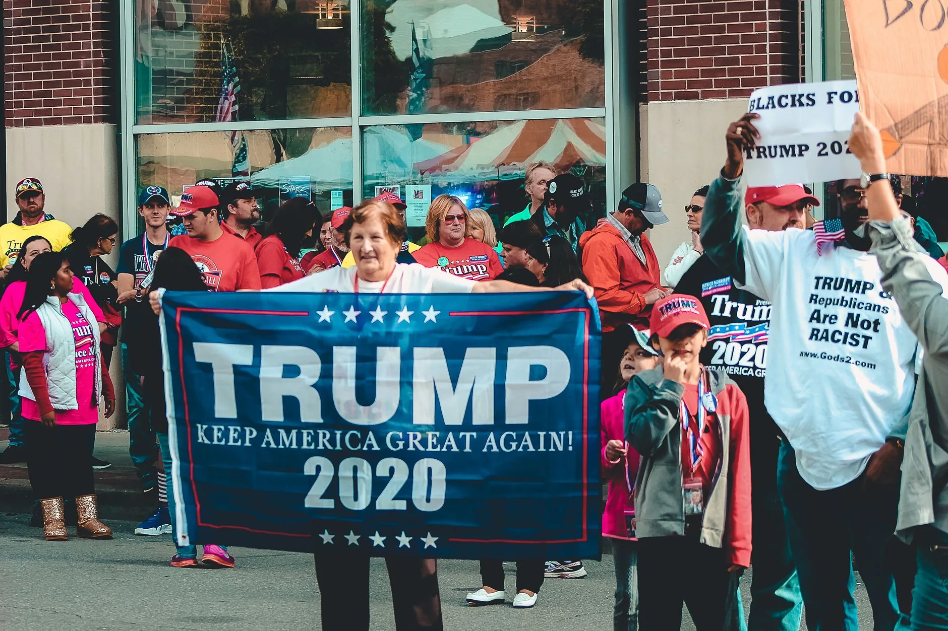 Trump anuncia que pagará por ads que elogiaram sua presidência