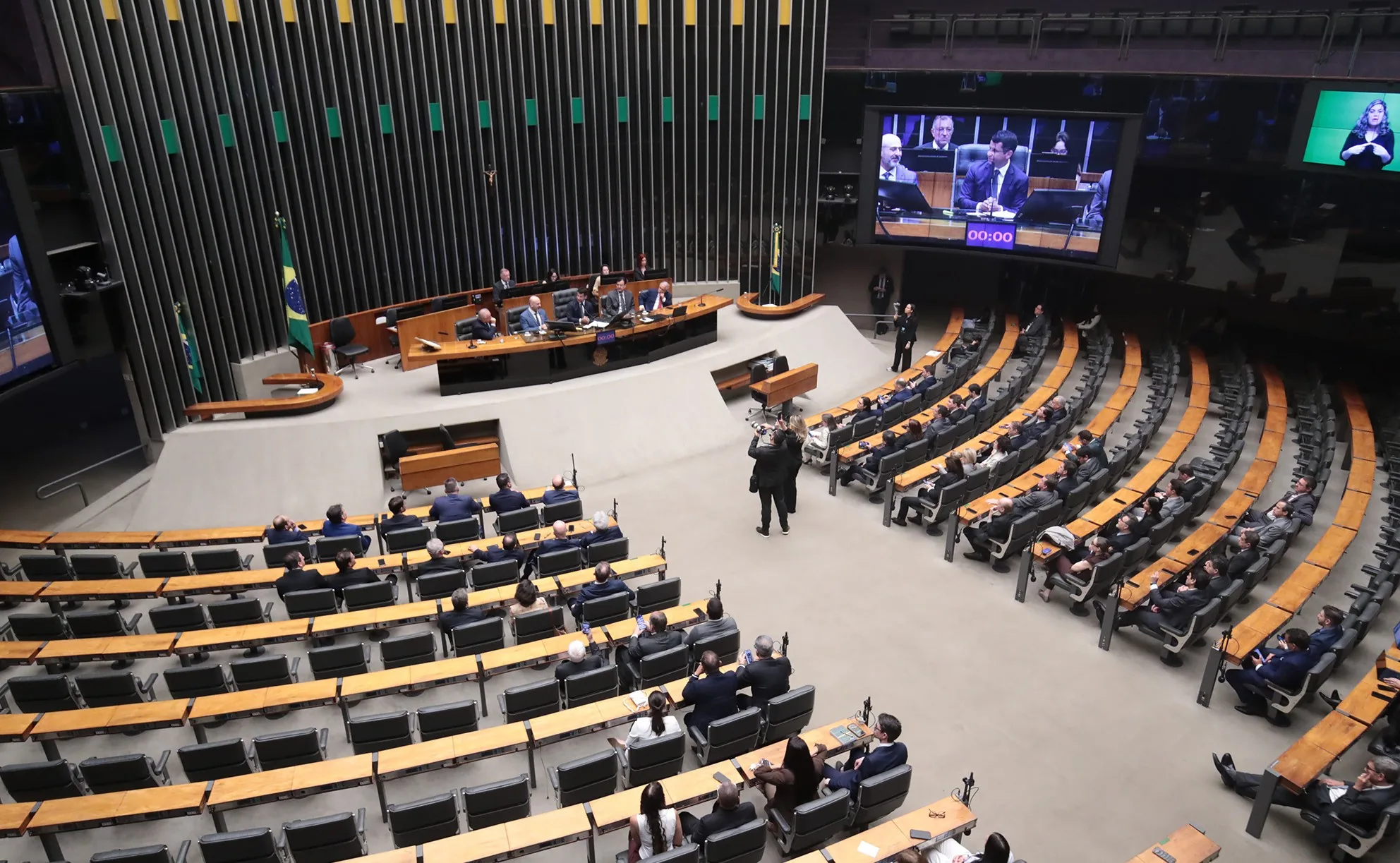 Câmara dos Deputados abre concurso com salários acima de R$ 32 mil; veja vagas