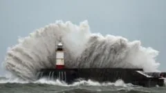 Forças da natureza: Tempestade Austen causa interrupções no sul da Inglaterra