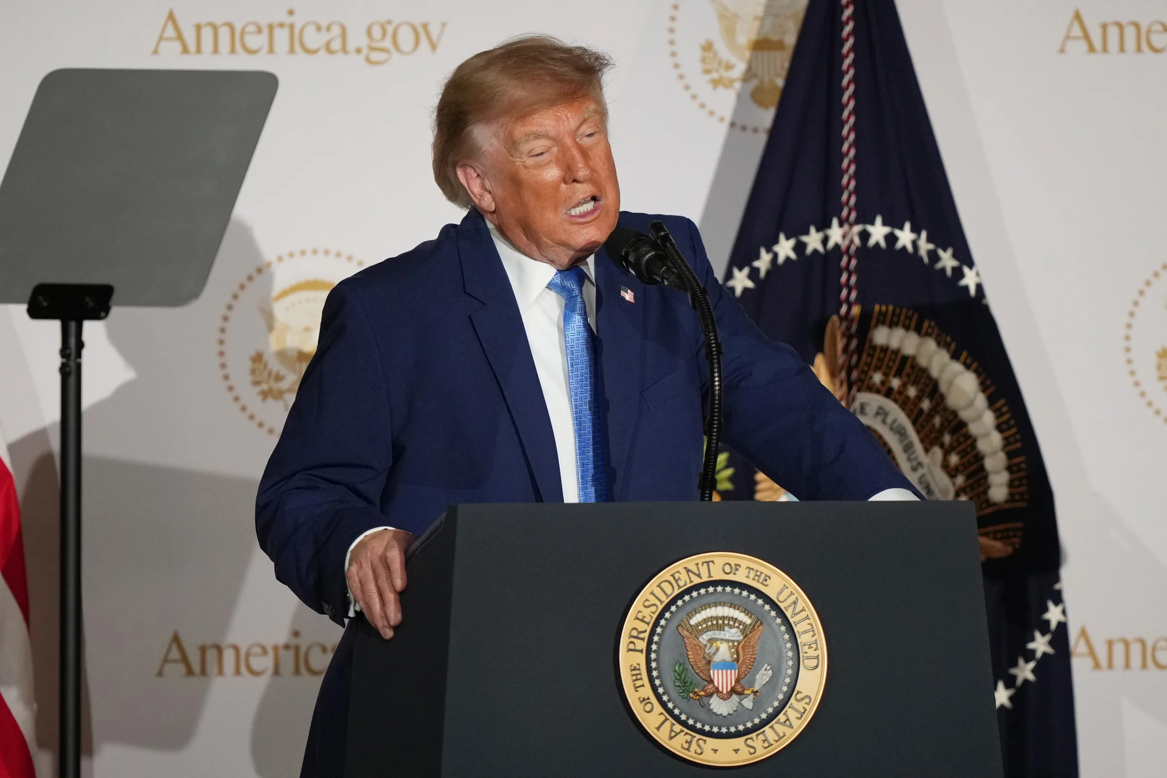 Trump culpa ataques ucranianos por alta dos preços da gasolina