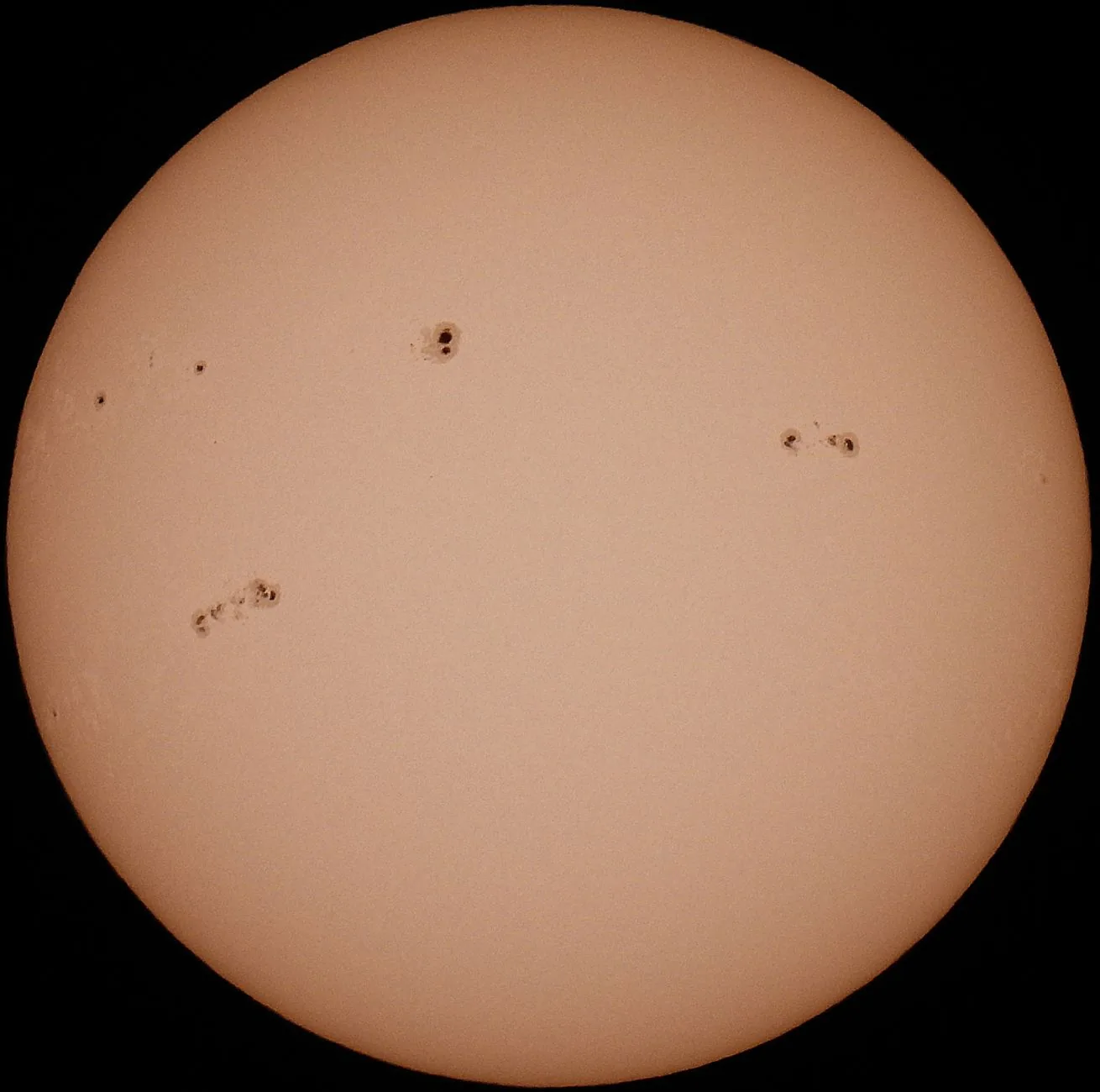 Descoberta de estruturas magnéticas complexas acima da superfície do Sol