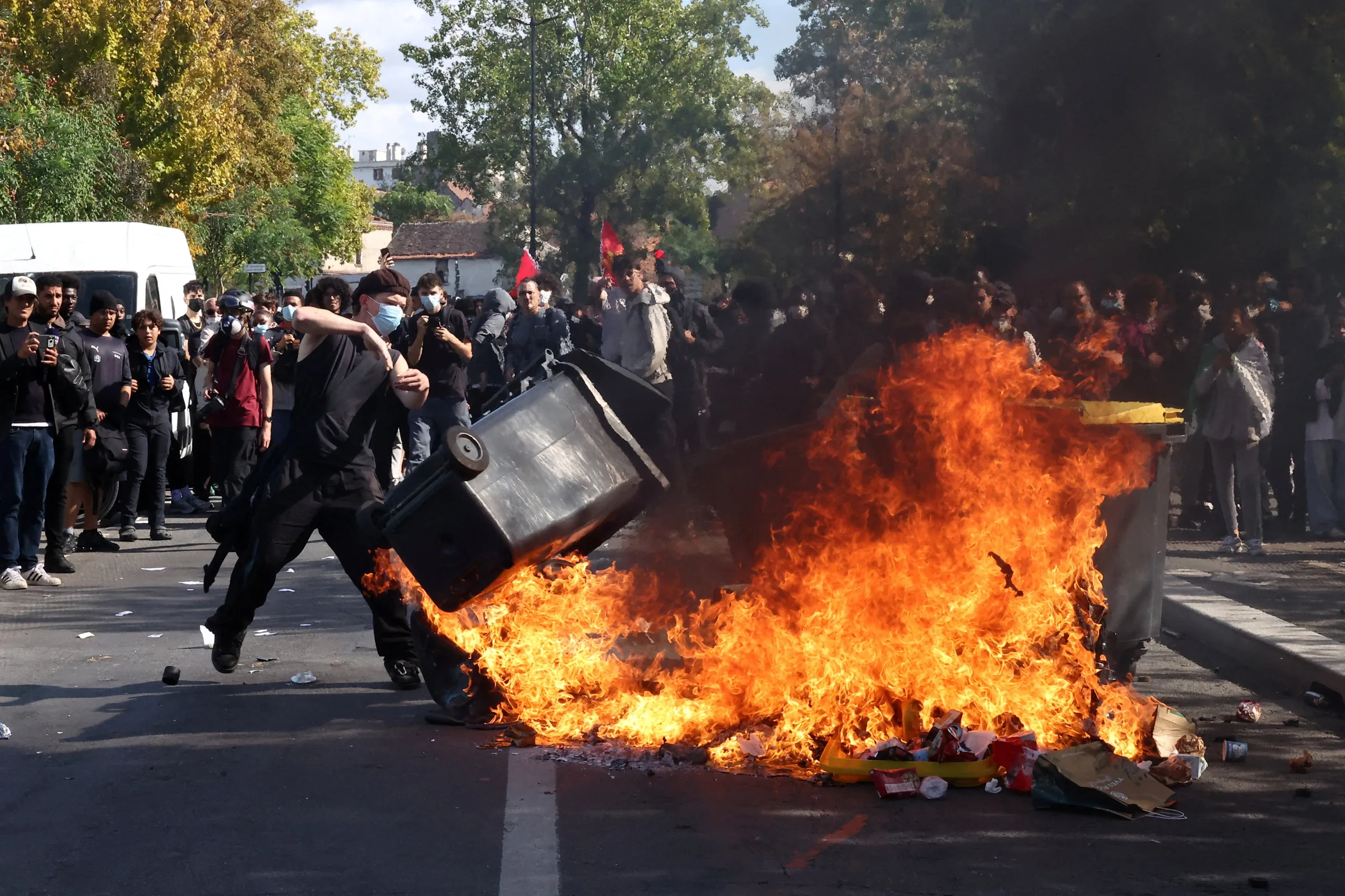 Primeiro-ministro da França critica violência em protestos estudantis