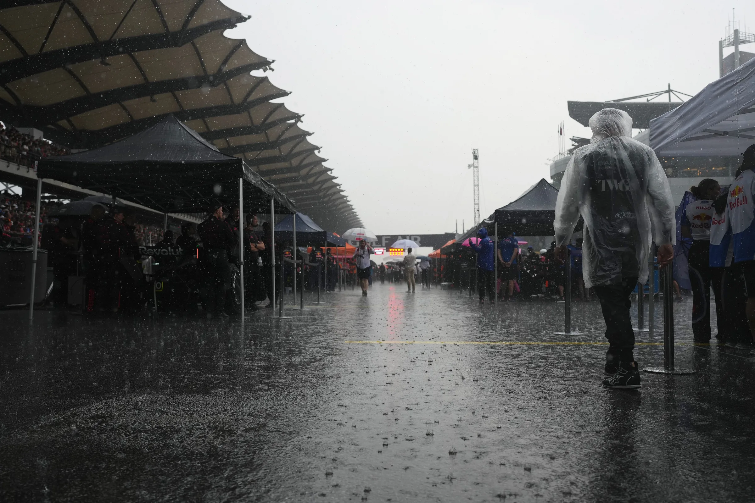 Fortes chuvas adiam largada do GP do Bahrein na Malásia