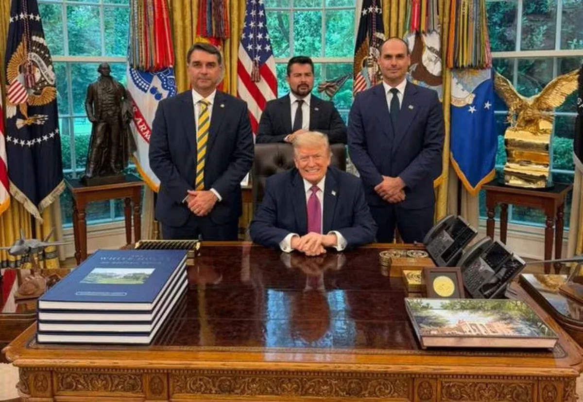 Flávio Bolsonaro se destaca nas eleições e se aproxima de Trump