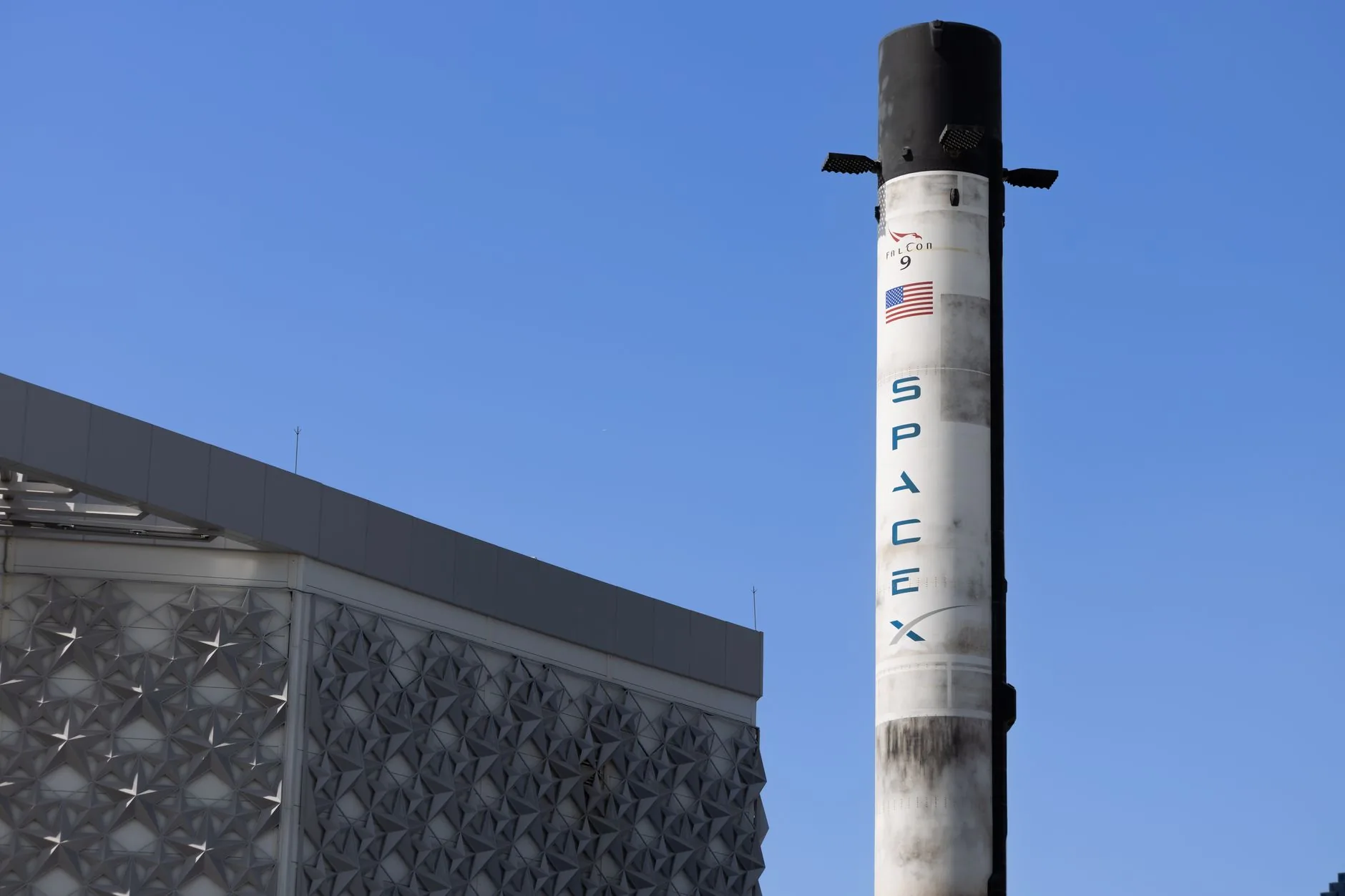 Tesla apresenta Roadster com motores SpaceX