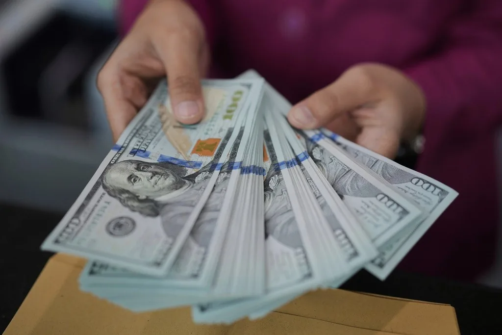 Dólar abre em alta com foco em balanços e pesquisas eleitorais