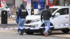 Suspeito de ataque com armas na França sob observação psiquiátrica