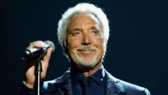 Sir Tom Jones cancela shows devido à doença