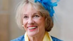 Dama Esther Rantzen expressa desejo de escolha sobre sua morte